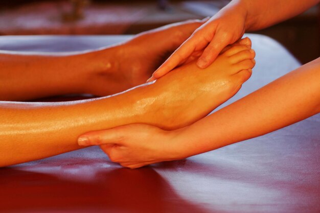 Photo cropped hand of woman massaging customer