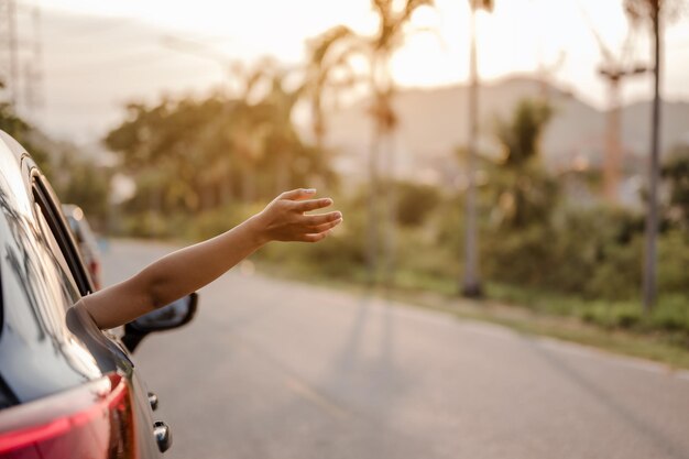 Photo cropped hand of woman out of car on street