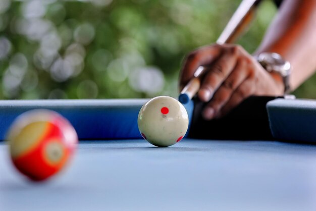 Photo cropped hand of woman playing snooker