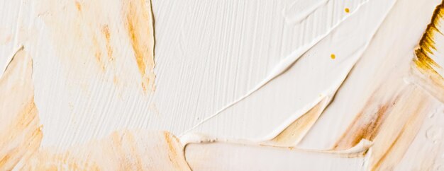 Photo cropped hand of woman standing on table