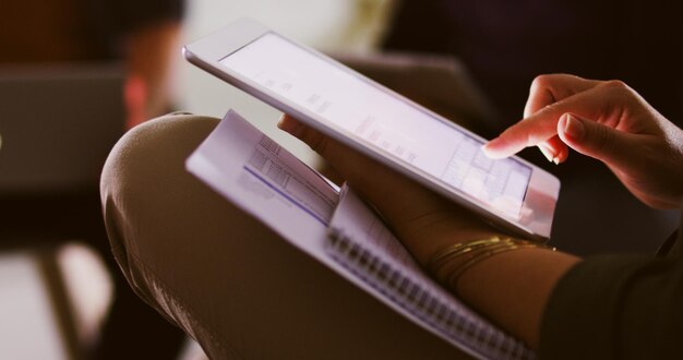 Photo cropped hand of woman using mobile phone