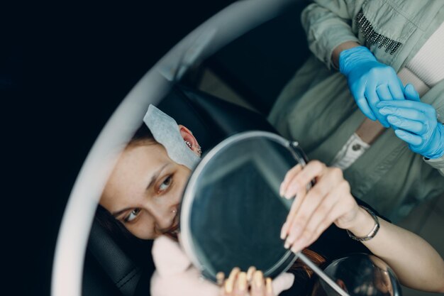 Photo cropped hand of woman washing machine