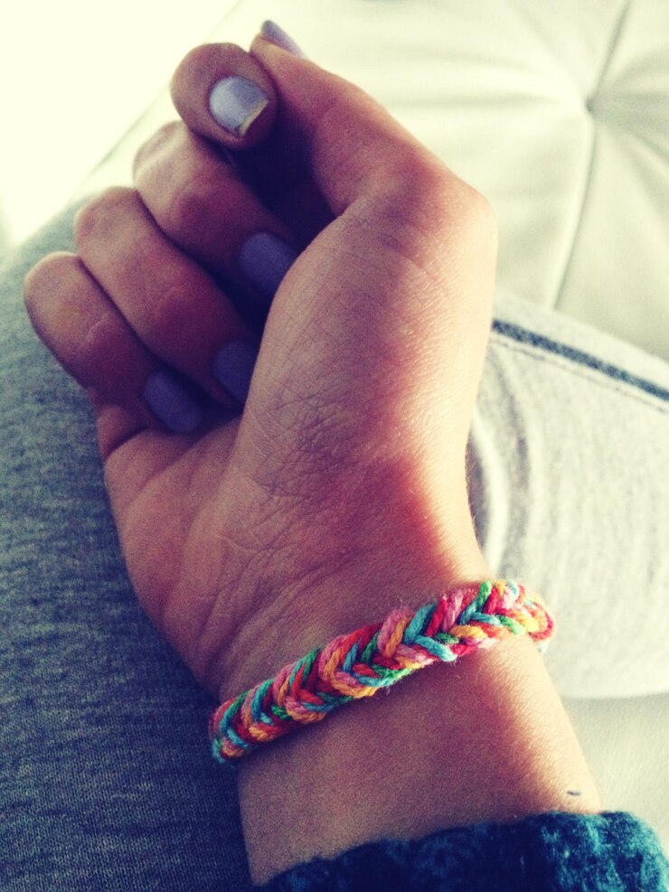 Photo cropped hand of woman wearing bracelet