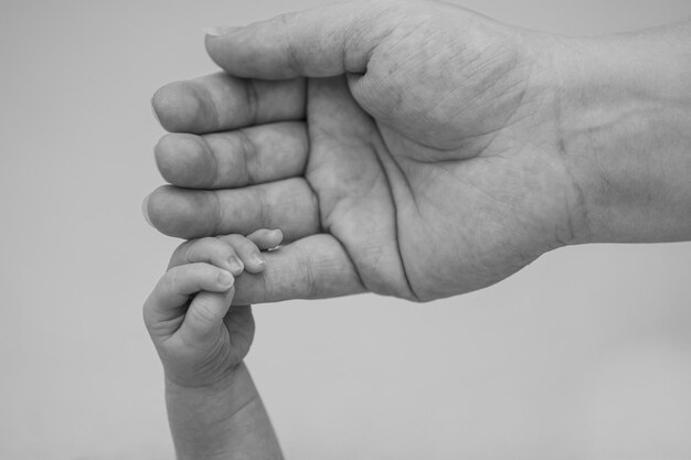 Foto mano tagliata di una donna con la mano di un bambino