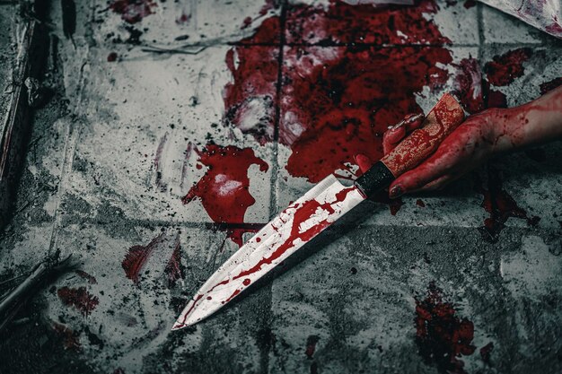 Photo cropped hand of woman with blood on floor