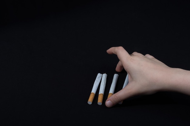 Фото Женщина с отрезанной рукой с сигаретами на черном фоне