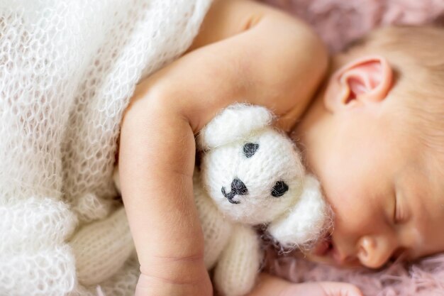 Photo cropped hand of woman with teddy bear