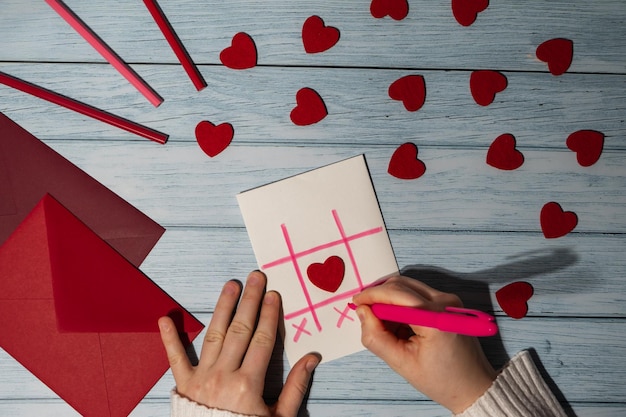 Foto mano tagliata di una donna che scrive su una mappa