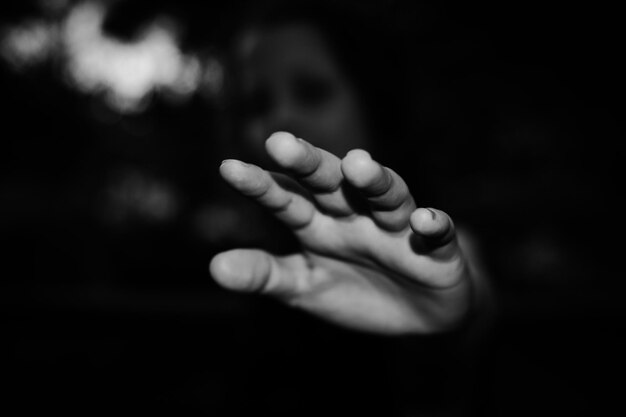 Photo cropped hand of woman