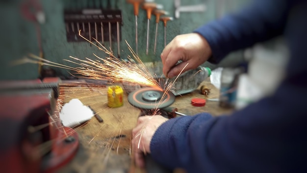 Foto lavoro a mano nell'industria