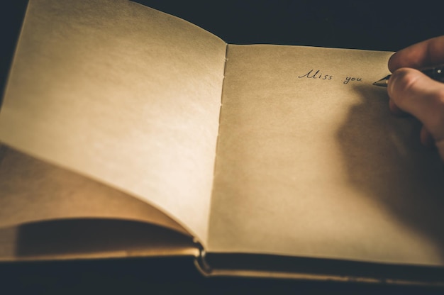 Foto scrittura a mano tagliata su libro