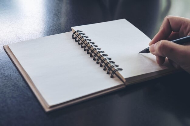 Foto scrittura a mano tagliata nel quaderno