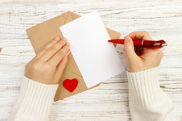 Foto scrittura a mano tagliata su carta sopra la busta