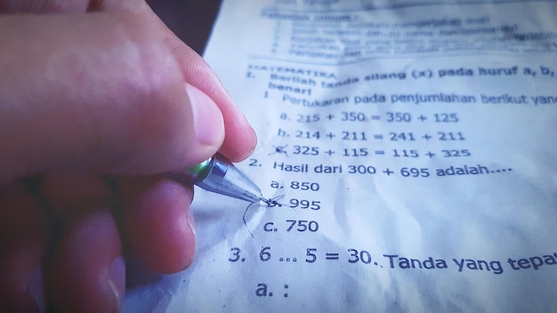 Foto scrittura a mano tagliata su carta