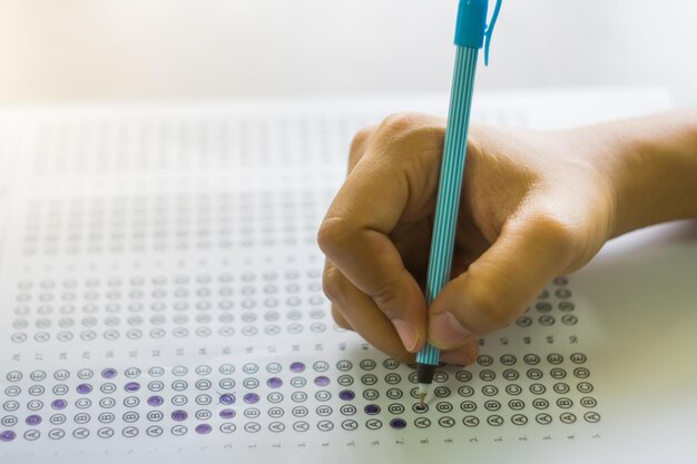 Foto scrittura a mano tagliata su carta