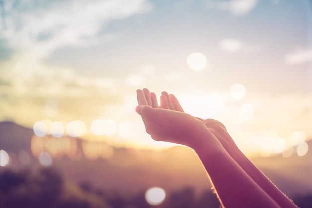 Photo cropped hands against sky during sunset