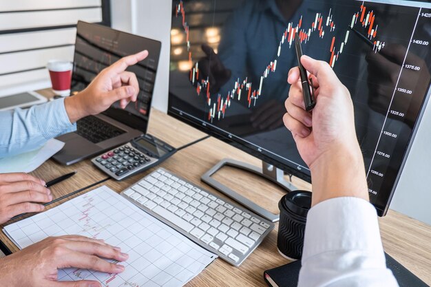 Photo cropped hands of businessmen using computer on table