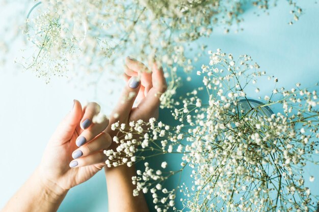 Photo cropped hands by flowers