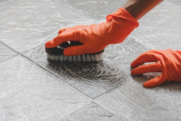 Photo cropped hands cleaning floor