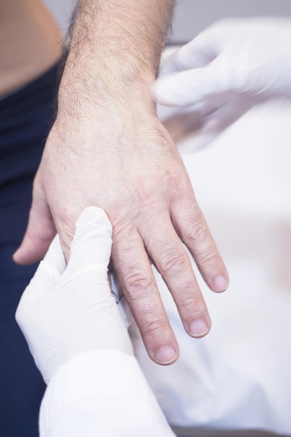 Photo cropped hands of doctor holding patient