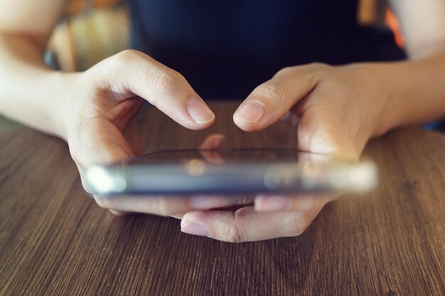 テーブルの上に携帯電話を握っている切断された手