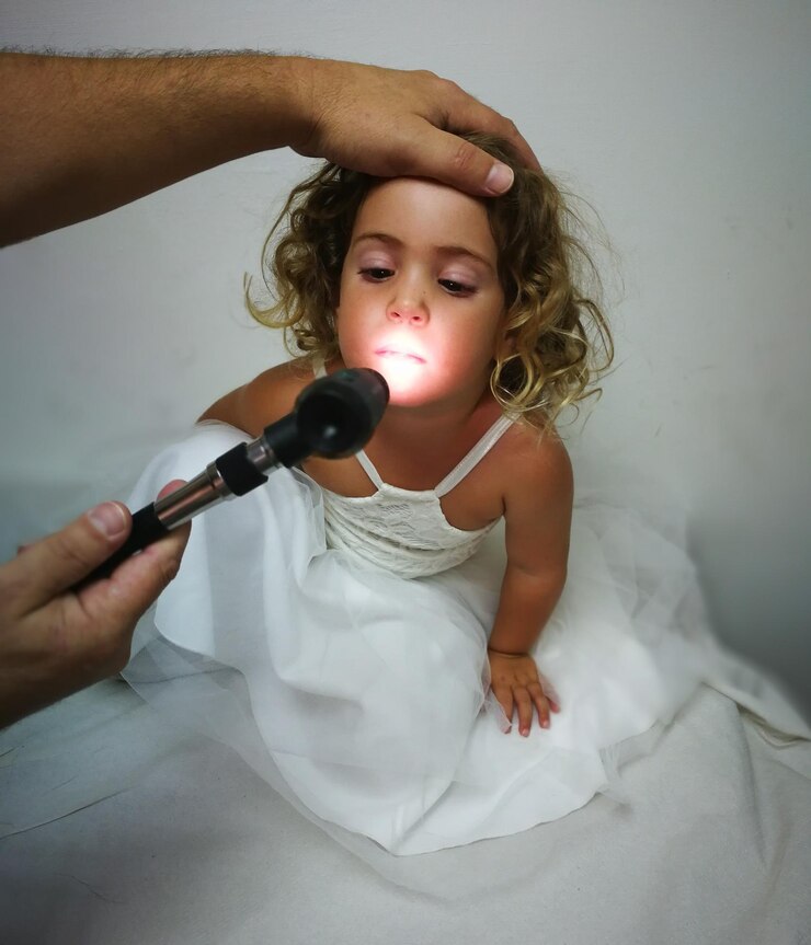 Photo cropped hands of male doctor examining girl in clinic