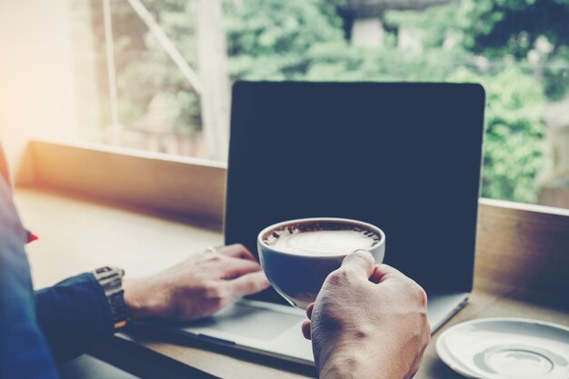 Photo cropped hands of man having coffee