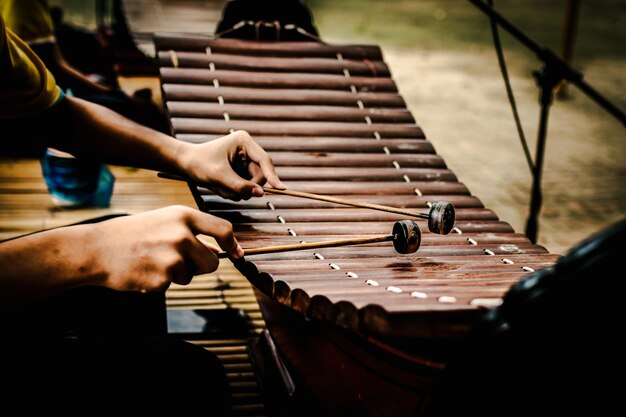 Photo cropped hands of man playing xylophone