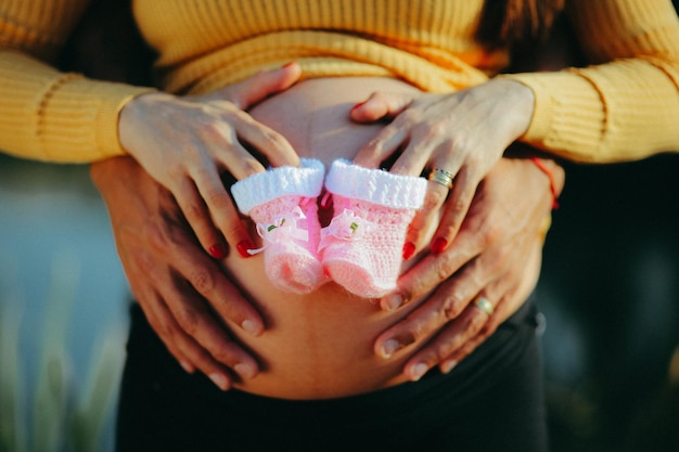 Foto mani tagliate di un uomo che tocca lo stomaco di una donna