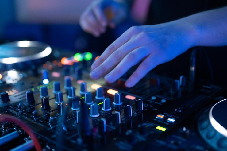 Photo cropped hands of man using sound mixer