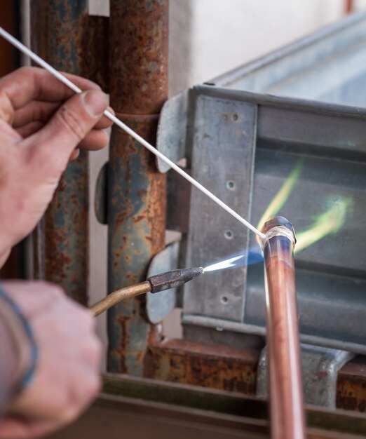 Photo cropped hands of man welding metal