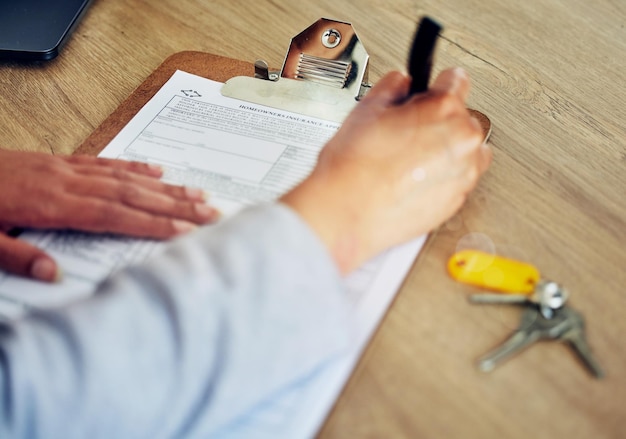 Photo cropped hands of man working on table