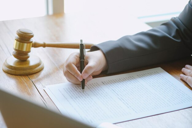 Photo cropped hands of man writing in paper on desk