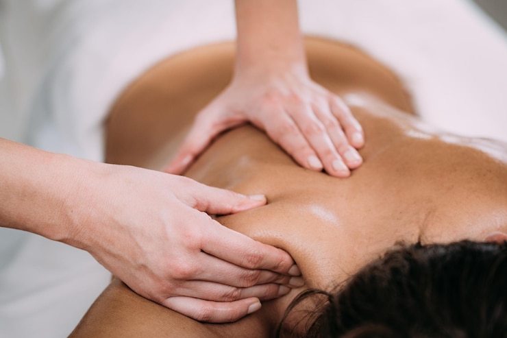 Photo cropped hands of massage therapist massaging female customer in spa