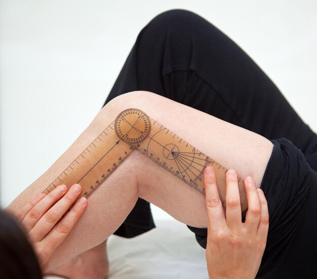 Foto mani tagliate che misurano la gamba di una donna