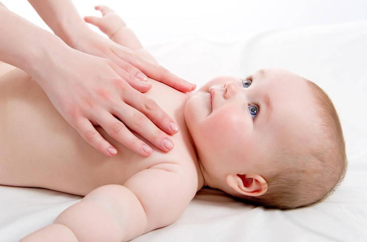 Photo cropped hands of mother with daughter lying on bed