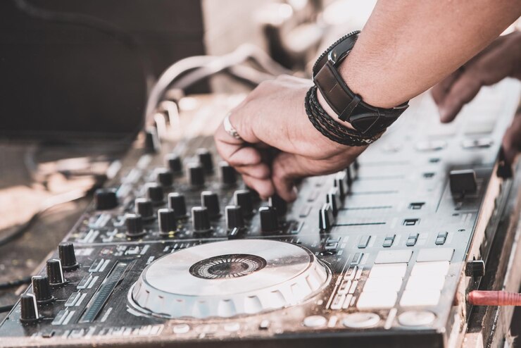 Photo cropped hands of musician adjusting sound mixer