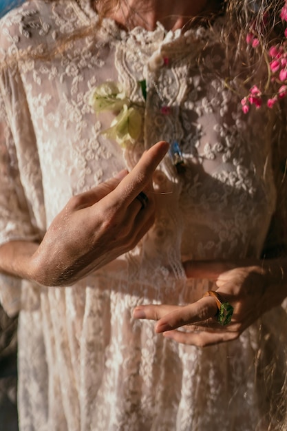 Фото Обрезанные руки молодой женщины с акриловым подвеской