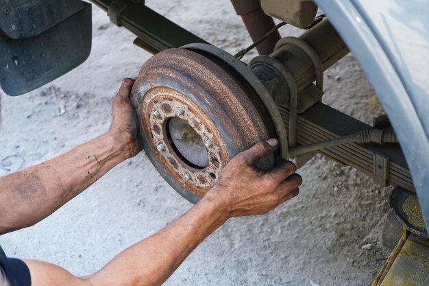 写真 車輪を握っている男の手を切り取った