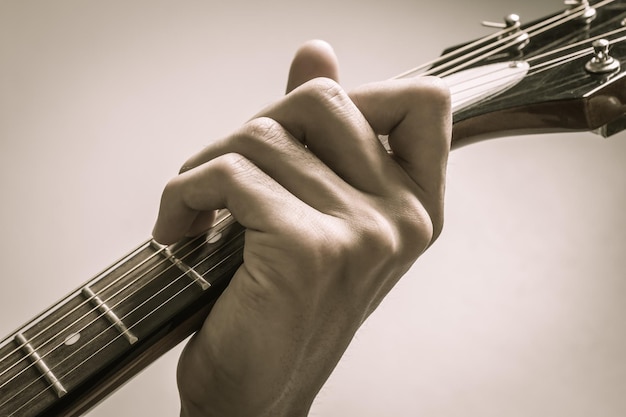 Фото Отрезанные руки человека, играющего на гитаре.