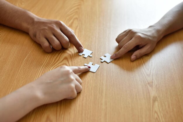 사진 테이블 위 에서 퍼즐 을 하는 사람 의 잘라진 손