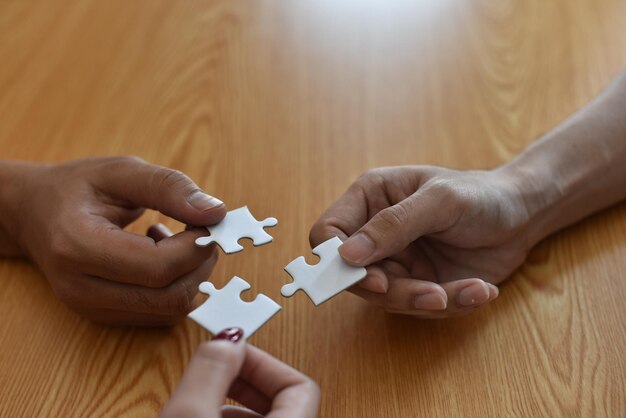 Фото Обрезанные руки человека, играющего в головоломку на столе