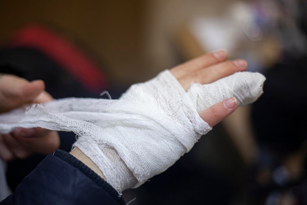 Фото Обрезанные руки человека с медицинским оборудованием и повязкой