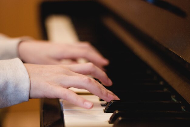 사진 피아노를 연주 하는 여자 의 잘라진 손