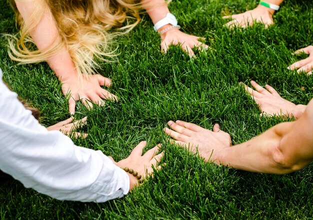 Foto mani tagliate di persone sull'erba