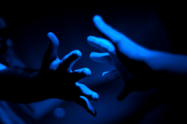 Photo cropped hands of people in illuminated room