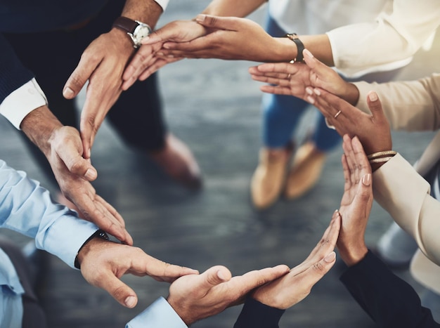 Foto mani tagliate di persone che si impilano la mano