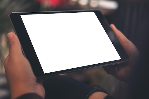 Photo cropped hands of person holding blank digital tablet