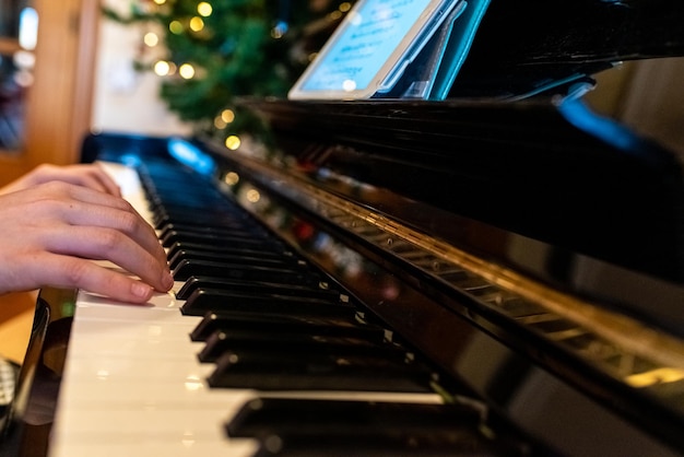 Foto mani tagliate di una persona che suona il pianoforte