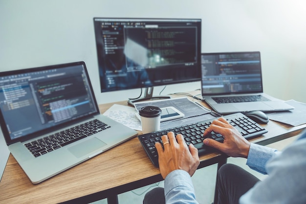 コンピューターを使用している人の手を切った